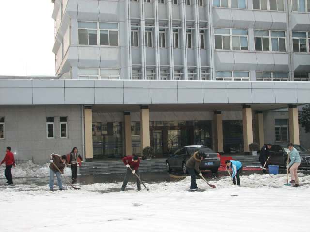 办公大楼前铲雪
